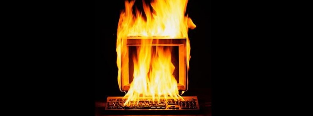 Photo d'ordinateur en feu